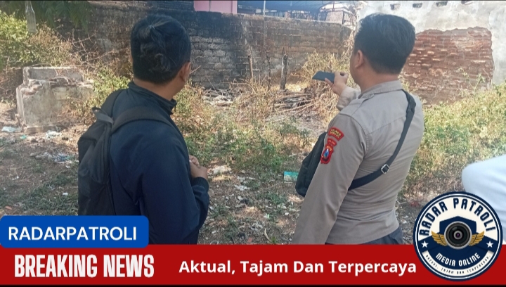 Respon Cepat Anggota Polsek Wonomerto Dengan Adanya Kebakaran Di Dusun Krajan Desa Patalan Warga Sigap Padamkan Api