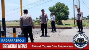 Kapolsek Tongas Tingkatkan Keamanan Saat Pelepasan Portal Kereta Api di Desa Tongas Wetan