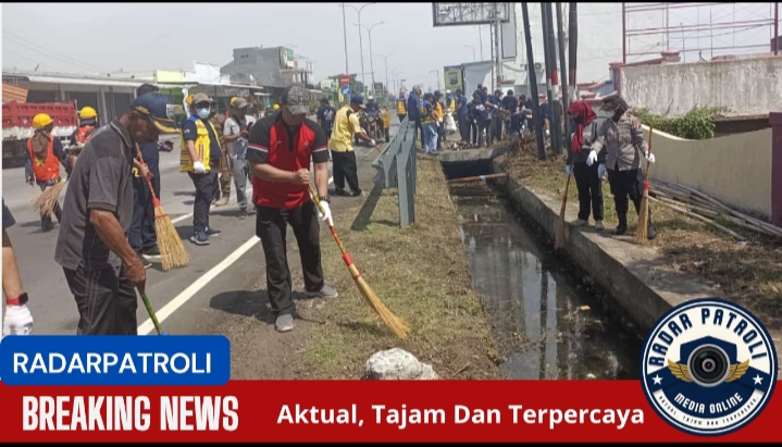 Kecamatan Leces Gelar Gotong Royong Pembersihan Jalan dan Jembatan dalam Rangka Aksi Daerah Hari Jalan Daerah 2024