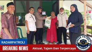 Polsek Kademangan Kawal Penyaluran Bantuan Sosial Untuk Warga Pohsangit Kidul  