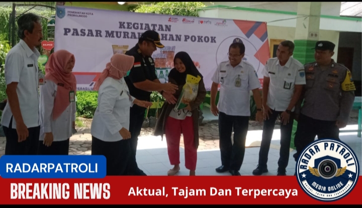 Wujud Sinergi Untuk Kesejahteraan Warga Polsek Kademangan Kawal Pasar Murah Di Triwung Lor