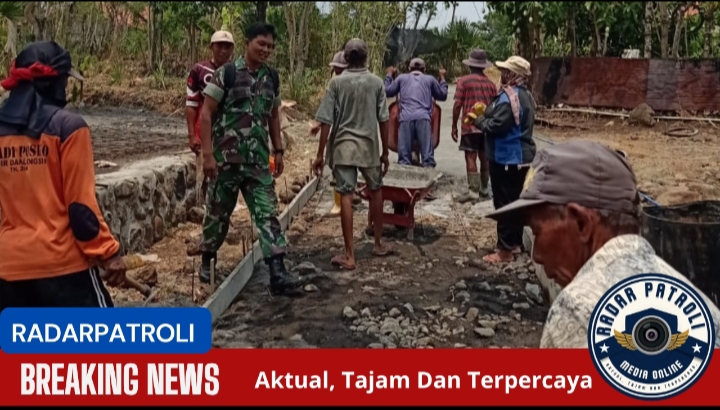 Koramil 0820/09 Lumbang Lakukan Pendampingan Dan Pantau Langsung Pembangunan Jalan Rabat Beton Desa Binaan