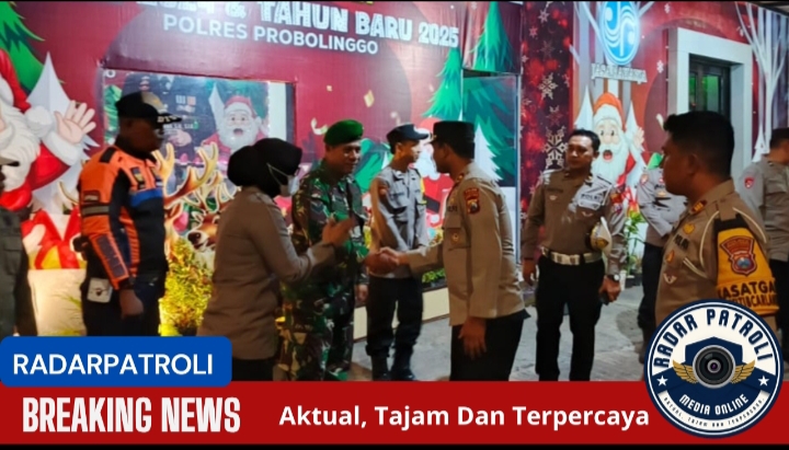 Koramil 0820/03 Leces Berikan Pengamanan, Pelayanan Dan  Himbauan Kepada Pengendara Di Exit Tol Leces 