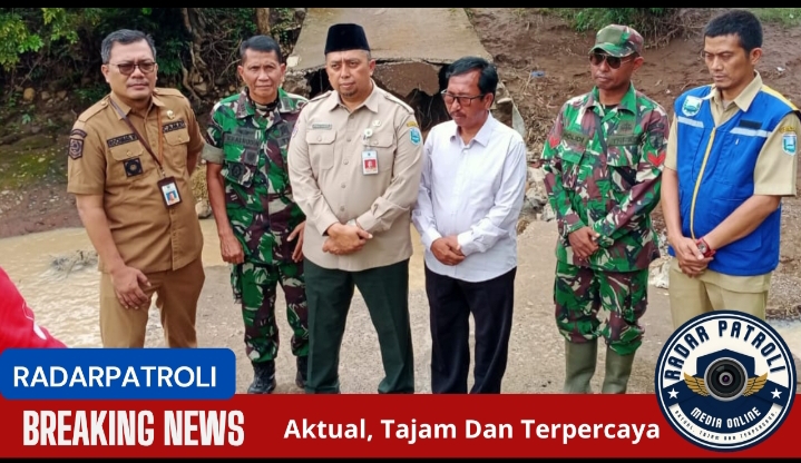 BPBD Dan DPUPR Kabupaten Probolinggo Tinjau Langsung Jembatan Putus Akibat Banjir Di Perbatasan Dua Kecamatan  