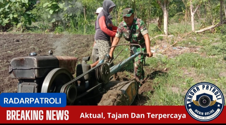 Peran Aktif, Sertu M Rokip Anggota Koramil 0820/03 Leces Membantu Pengolahan Lahan Milik Warga Binaan