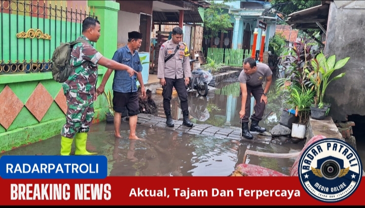 Kodim 0820/Probolinggo Tanggap Banjir Rob Di Kampung Dok, Mayangan