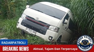 Minibus Warna Putih Bernopol B 7911 UDA Terguling Di Jalan Raya Sukapura