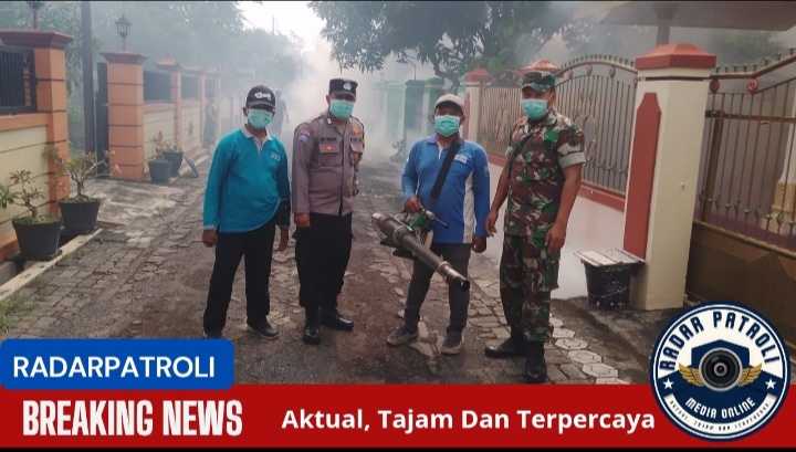 Antisipasi DBD, Koramil 0820/03 Leces Lakukan Fogging Di Desa Sumber Kedawung