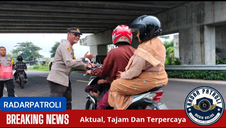 “Jum’at Berkah” Polsek Sumberasih Bagikan Nasi Kotak Kepada Pengendara Jalan