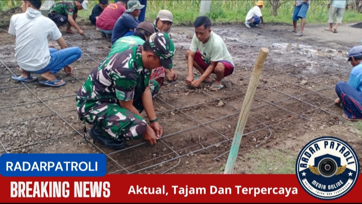Koramil 0820/03 Leces Dan Warga Desa Jorongan Gotong Royong Perbaiki Jalan