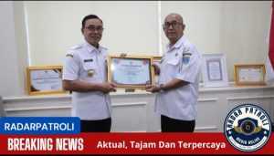 Pj WaliKota Probolinggo Berikan Penghargaan Kepada Perangkat Daerah Dan Lembaga Pendidikan Inovatif