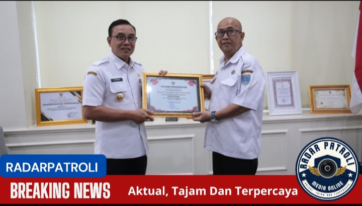 Pj WaliKota Probolinggo Berikan Penghargaan Kepada Perangkat Daerah Dan Lembaga Pendidikan Inovatif