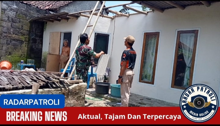Respon Cepat Bersama TRC, Koramil 0820/09 Lumbang Bantu Dan Asesmen Rumah Warga Korban Angin Kencang Di Desa Branggah