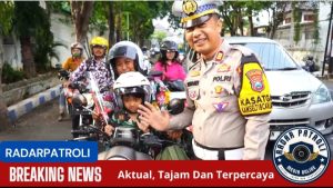 Polres Probolinggo Kota Gelar Edukasi Lalu Lintas Dan Bagikan Helm, Bunga Dan Coklat Secara Gratis