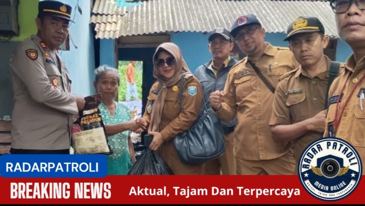 Bentuk Kepedulian Terhadap Warga Terdampak Banjir, Camat Dringu Berikan Bantuan Sembako