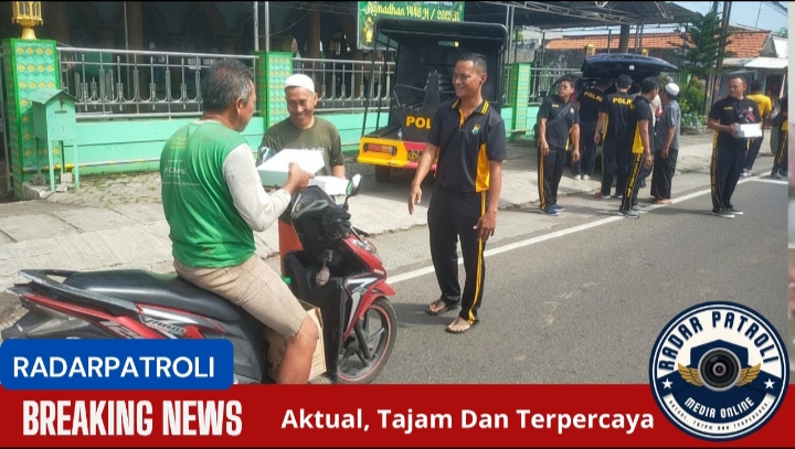 Polsek Sumberasih Gelar Jumat Berkah, Bagikan Nasi Kotak kepada Warga  