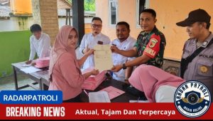 Pendampingan Anggota Koramil 0820/17 Pakuniran Dalam Penyerahan Sertifikat PTSL Di Patemon Kulon 