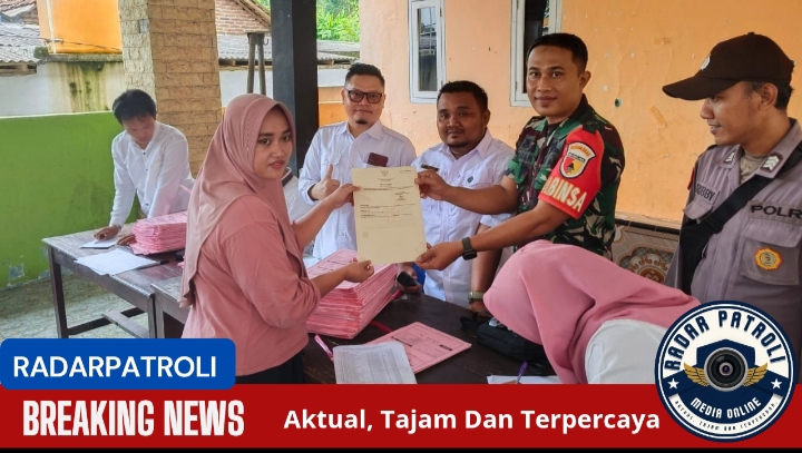 Pendampingan Anggota Koramil 0820/17 Pakuniran Dalam Penyerahan Sertifikat PTSL Di Patemon Kulon