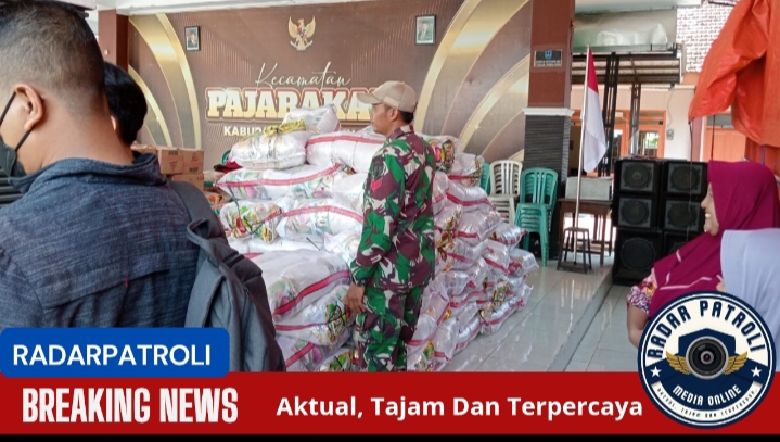 Anggota Koramil 0820/15 Pajarakan Amankan Gelaran Pasar Murah Untuk Warga