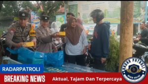 Personel Polsek Kademangan Bagikan Takjil Di Jalan Semeru, Wujud Kepedulian Di Bulan Ramadan