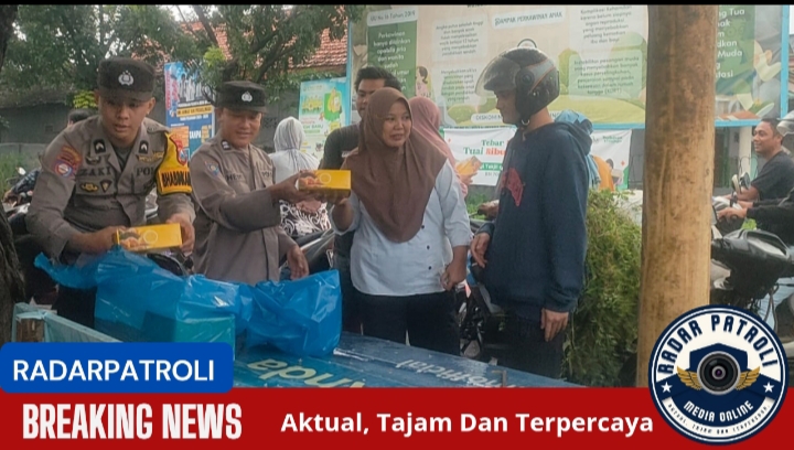 Personel Polsek Kademangan Bagikan Takjil Di Jalan Semeru, Wujud Kepedulian Di Bulan Ramadan