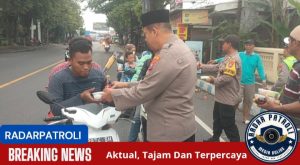Tebar Berkah Di Bulan Suci Ramadhan, Polsek Kademangan Bagikan Takjil Kepada Pengendara Jalan