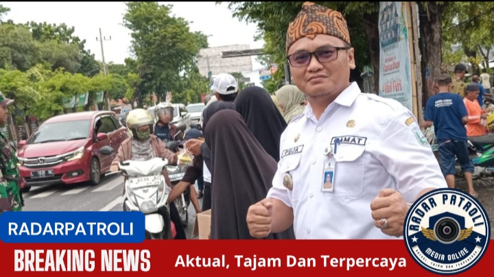 Kegiatan Sosial Pembagian Takjil Di Kecamatan Kraksaan, Berbagi Kebahagiaan Di Bulan Suci Ramadhan
