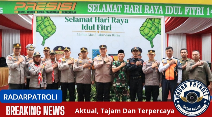 Kodim 0820 Dan Polres Probolinggo Kota Bagikan Takjil Gratis Di Depan Gedung Meteor