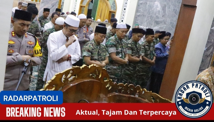 Wujud Kebersamaan Dan Harmoni, TNI/Polri Sholat Tarawih Bersama