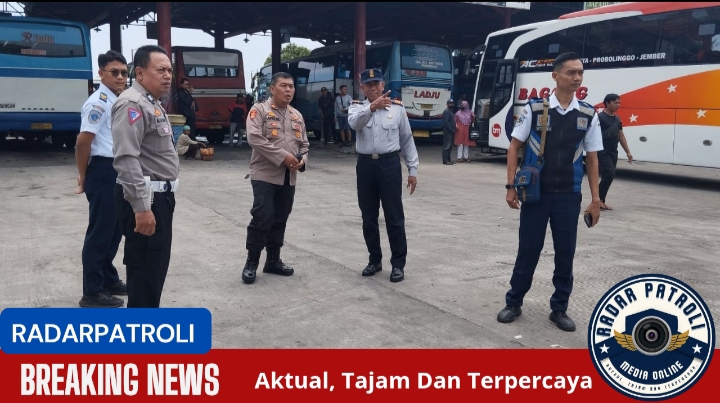 Kapolsek Kademangan Pantau Arus Mudik Di Terminal Bayuangga, Kota Probolinggo