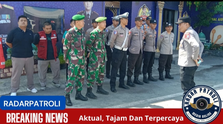 Koramil 0820/25 Krucil Siaga Di Exit Tol Leces Demi Keamanan Pemudik