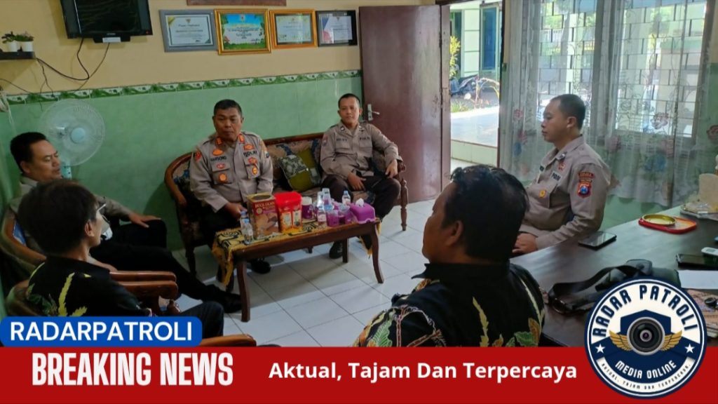 Perkuat Sinergi Tiga Pilar, Kapolsek Kademangan Sambangi Kantor Kelurahan Triwung Kidul