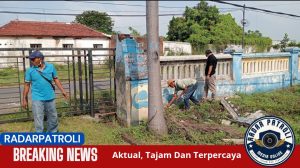 Kepala Desa Banjarsari Kecamatan Sumberasih Terpantau Perbaiki Pintu Gerbang Masuk Kantor Desa