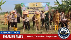 Polres Probolinggo Kota Dukung Ketahanan Pangan Lewat Penyerahan Dan Penanaman Benih Jagung Di Desa Banjarsari