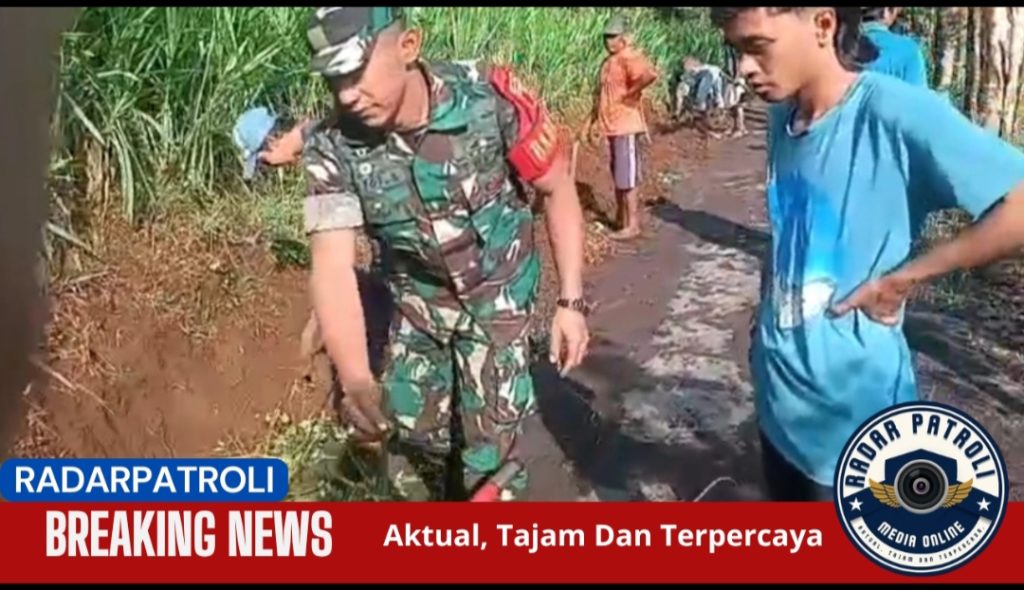 Koramil 0820/04 Bantaran Ikut Serta Dalam Pembangunan Saluran Irigasi Bersama Masyarakat Desa Legundi