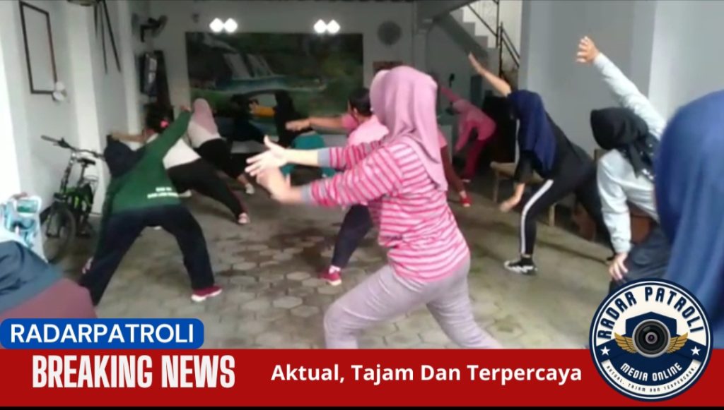 Ketua TP-PKK Kelurahan Jrebeng Kidul Ajak Warga RW 01 Jaga Pola Hidup Bersih Dan Sehat Lewat Senam Bersama