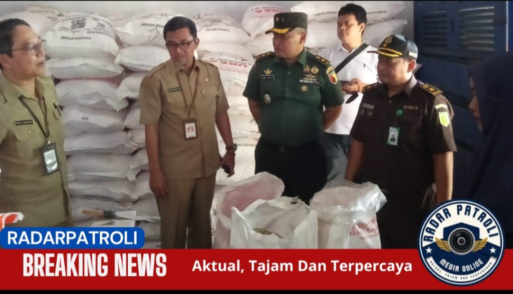 Kasdim 0820/Probolinggo Tinjau Harga Pangan, Pupuk Dan Stok Beras Di Gudang Bulog