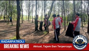 Koramil 0820/01 Kanigaran Dampingi Aksi Bersih-Bersih Dan Penanaman Pohon Di Pantai Permata Probolinggo