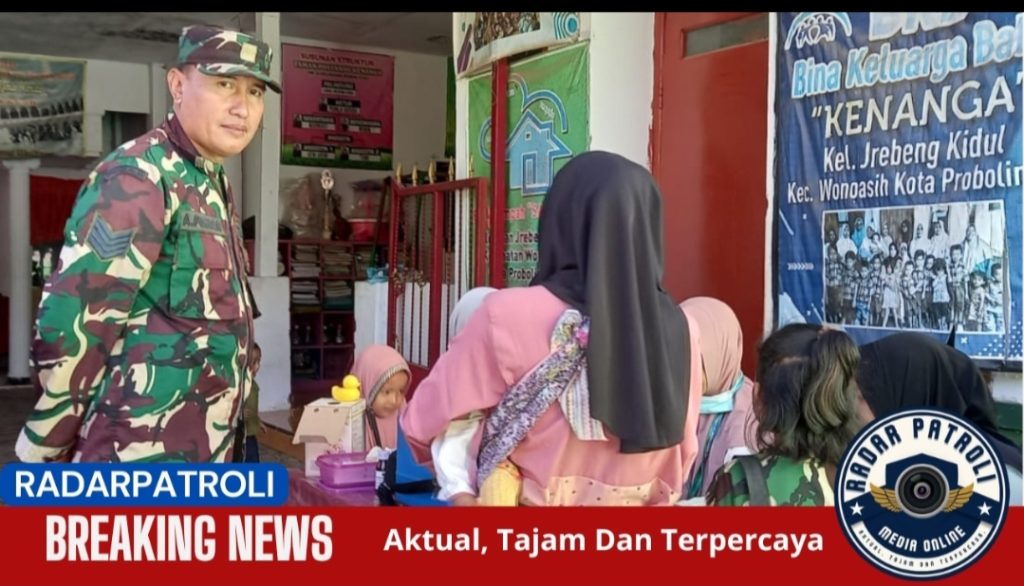 Serma Agus Purnomo Anggota Koramil 0830/02 Wonoasih Dampingi Pelaksanaan Posyandu Di Kelurahan Jrebeng Kidul