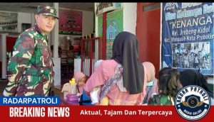 Serma Agus Purnomo Anggota Koramil 0830/02 Wonoasih Dampingi Pelaksanaan Posyandu Di Kelurahan Jrebeng Kidul