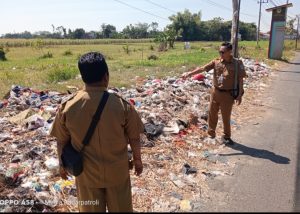 DLH Kota Probolinggo Tinjau Langsung Tumpukan Sampah Di Sungai Paser, Ajak Warga Sadar Lingkungan