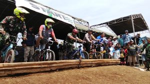 Anggota Polsek Sumberasih Amankan Dan Meriahkan Lomba Balap Sepeda Mini Cross Di Desa Jangur Dalam Rangka HUT RI Ke-80
