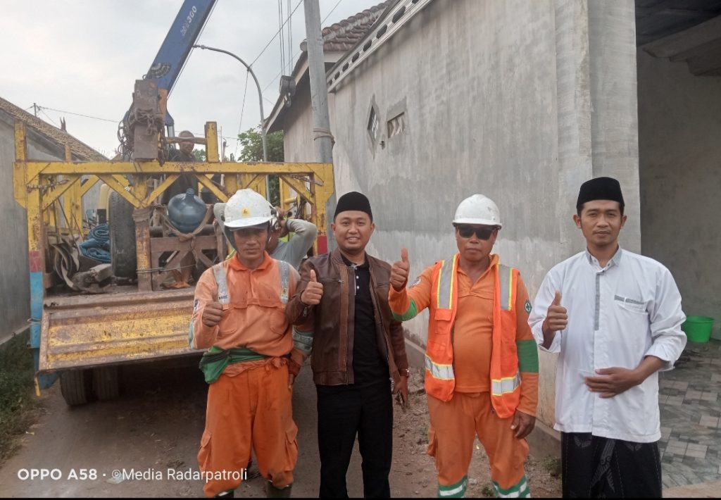 Respon Cepat Aspirasi Warga, Gus Badrus Realisasikan Pemasangan 16 Tiang Listrik Di Desa Pohsangit Leres