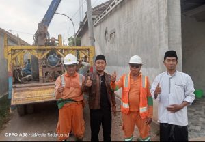 Respon Cepat Aspirasi Warga, Gus Badrus Realisasikan Pemasangan 16 Tiang Listrik Di Desa Pohsangit Leres