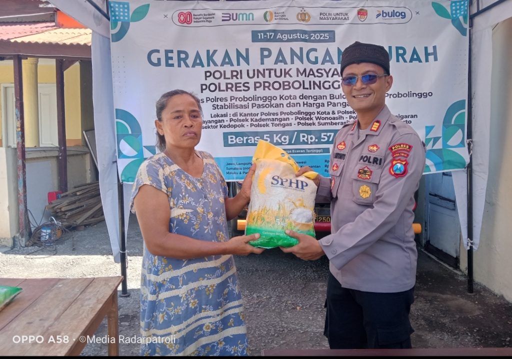 Polsek Sumberasih Gelar Gerakan Pangan Murah Bersama Bulog untuk Stabilisasi Harga Beras