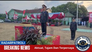 Kapolsek Sumberasih Jadi Inspektur  Upacara Penurunan Bendera Merah Putih Di Lapangan Desa Muneng