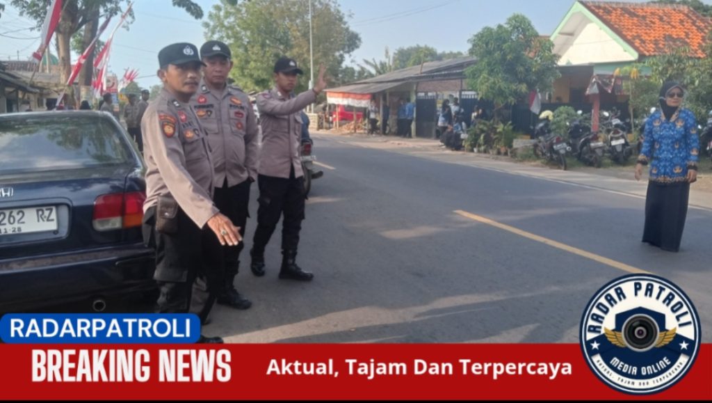 Kanit Reskrim Polsek Sumberasih Gelar Pengamanan Upacara Penurunan Bendera Merah Putih Di Desa Muneng
