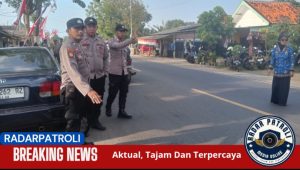 Kanit Reskrim Polsek Sumberasih Gelar Pengamanan Upacara Penurunan Bendera Merah Putih Di Desa Muneng