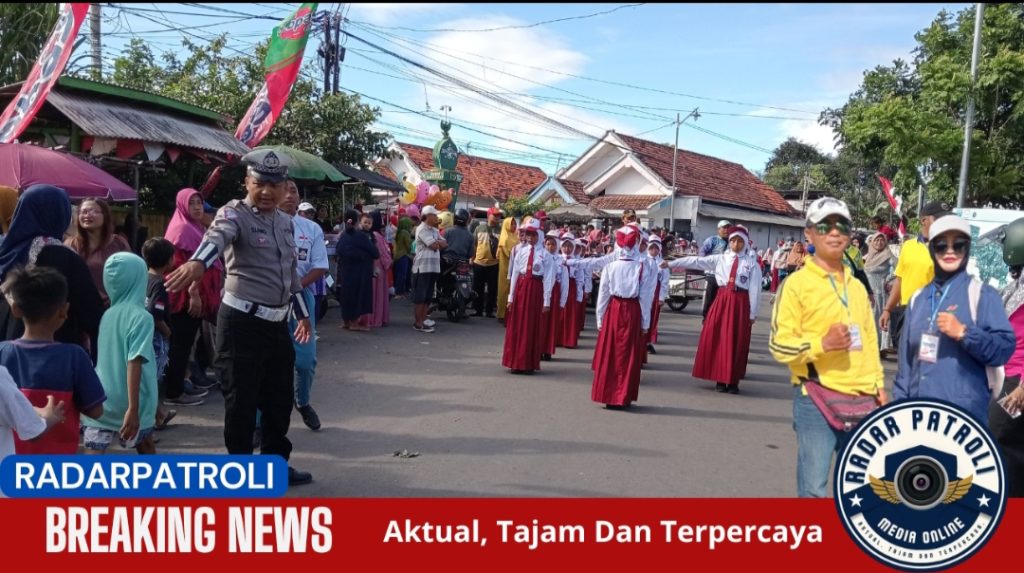 Kanit Lantas Polsek Sumberasih Aiptu Sujatmiko Kawal Pengamanan Lomba Gerak Jalan HUT RI Ke-80