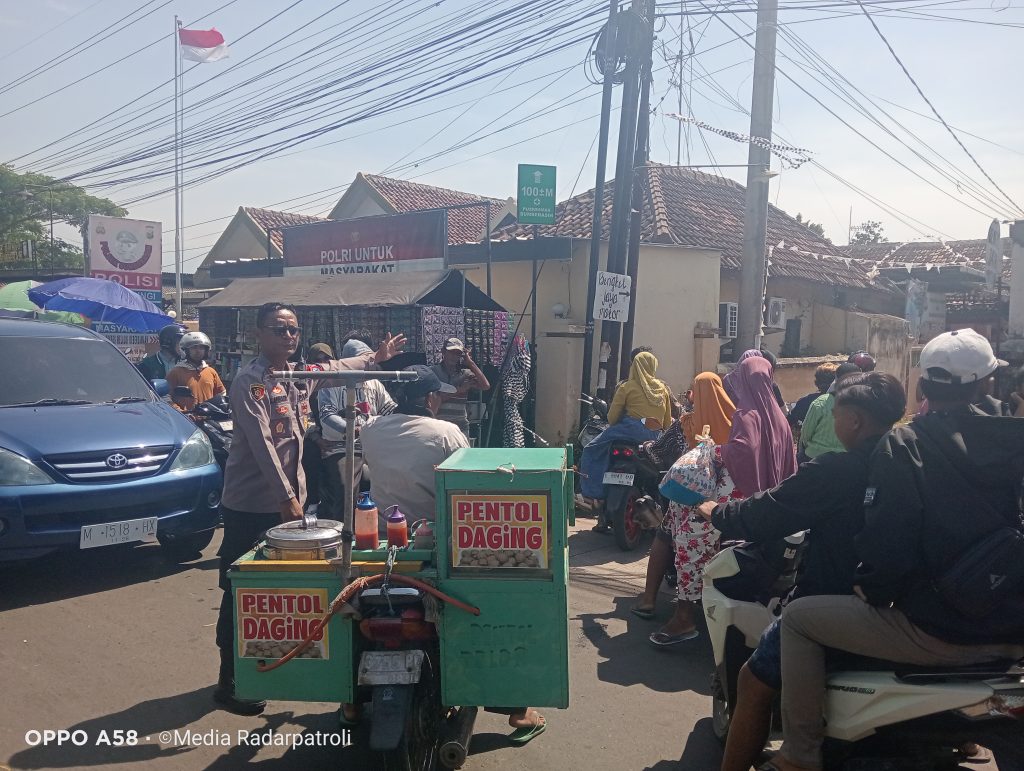 Kapolsek Sumberasih Beserta Anggota Turun Langsung Amankan Jalannya Karnaval Puncak HUT RI ke-80 di Desa Muneng